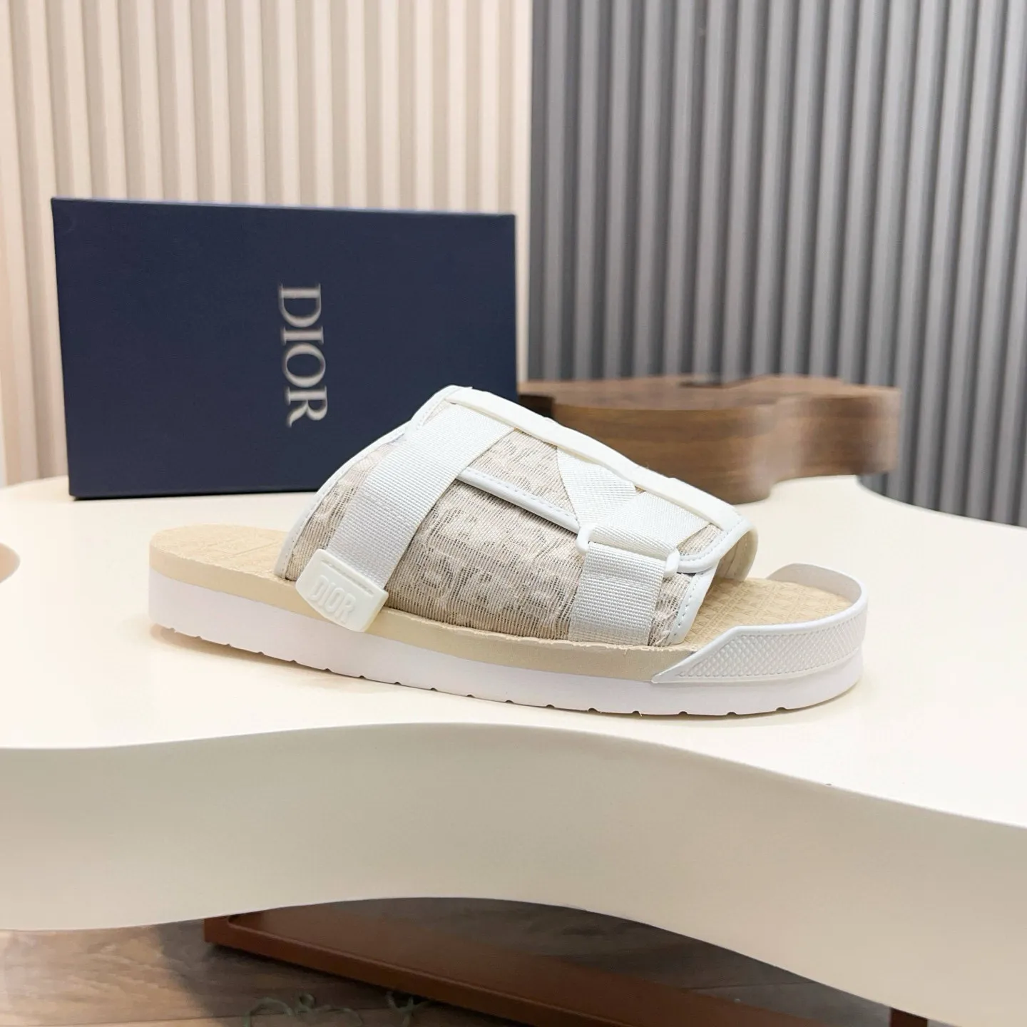 Factory price: 280💰Dior Alias ​​men's leather slippers. This Alias ​​sandal is a new summer product, showing a casual and elegant style. Carefully crafted from grained cow leather and Oblique printed fabric, with cowhide lining! Cross-strap design with metal-clad brass CD Diamond logo. The imported cowhide leather and rubber sole adds sophistication and comfort, while Oblique print-effect anti-slip panels add style. Size: 38-44 (45 customized)